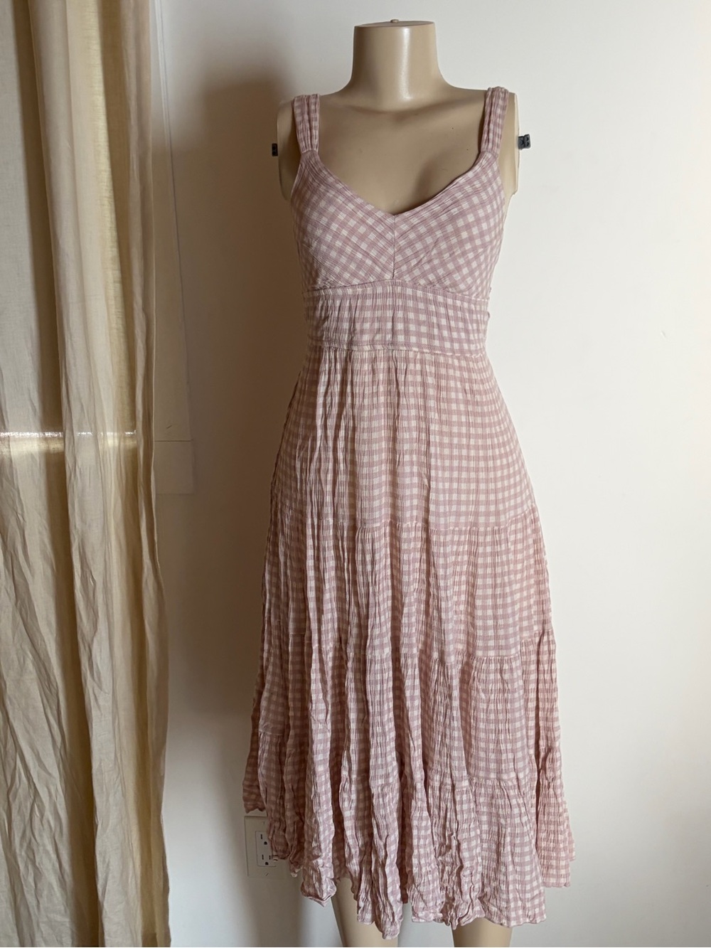 Poshmark Title:
Dress Forum LA Pink Gingham Linen Blend